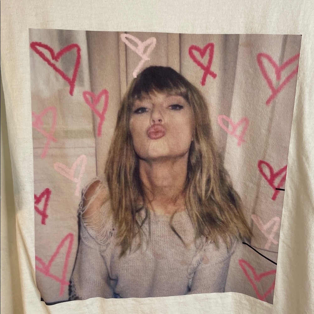 Taylor Swift White Graphic T-Shirt with Heart Design
